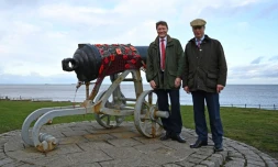 Le leader du Parti du Brexit Nigel Farage (D) et le président du parti, et candidat aux législatives pour la circonscription de Hartlepool (nord de l'Angleterre), Richard Tice, au monument aux morts de cette ville lors d'une cérémonie commémorative le 11 novembre 2019
