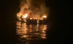 Photo fournie par les sapeurs pompiers du comté de Santa Barbara montrant un bateau de tourisme en flammes au large de la Californie, le 2 septembre 2019