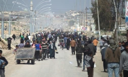 Des civils irakiens fuient les combats entre forces irakiennes et jihadistes du groupe Etat islamique, le 26 mars 2017 à Mossoul