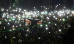 Des manfestants pro-européens rassemblés devant le Parlement à Tbilissi, le 1er décembre 2024