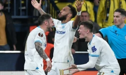 Les Marseillais Jonathan Clauss (g) et Pierre-Emerick Aubameyang (c) heureux aprĂšs la qualification de l'OM Ă Villarreal, le 14 mars 2024