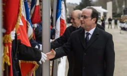 François Hollande et le ministre de la Défense Jean-Yves Le Drian lors des commémorations du cessez-le-feu du 19 mars 1962 en Algérie, le 19 mars 2016 à Paris