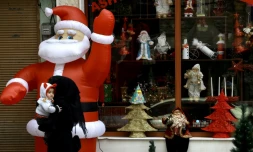 Une boutique de la ville syrienne de Qamichli ornée de décorations de Noël, le 19 décembre 2016