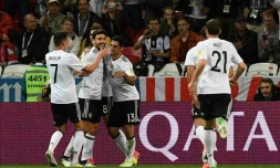 Le milieu de l'Allemagne Lars Stindl (c) est congratulé par ses coéquipiers après son but face au Chili en Coupe des Confédérations, le 22 juin 2017 à Kazan