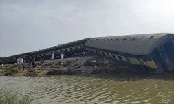 Un wagon couché aprÚs le déraillement d'un train de passagers qui a fait au moins 15 morts, le 6 août 2023 à Nawabshah, dans le sud du Pakistan