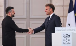 Le président ukrainien Volodymyr Zelensky serre la main du président Emmanuel Macron au palais de l'Élysée, à Paris, le 4 septembre 2025