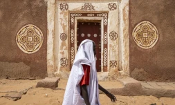 Un habitant passe près de la mosquée médiévale de Oualata, le 4 avril 2025, en Mauritanie