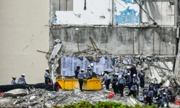 Les secouristes s'activent dans les décombres du bâtiment effondré de Surfisde, en Floride, le 29 juin 2021