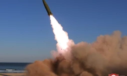 Cette photo non datée publiée par l'agence de presse officielle de la Corée du Nord, Korean Central News Agency (KCNA), le 17 avril 2022, montre le tir d'essai d'une arme tactique guidée d'un nouveau type dans un lieu non divulgué en Corée du Nord