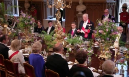 Le roi Charles III prononce un discours aux côtés du président français Emmanuel Macron lors d'un dîner d'Etat au château de Windsor, à l'ouests de Londres, le 8 juillet 2025