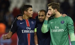 Le défenseur Thiago Silva (g), le milieu Lucas (c) et le gardien Kevin Trapp (d) à la fin du match du PSG contre Chelsea en Ligue des champions, le 16 février 2016 au Parc des Princes