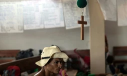 Un participant à la caravane de migrants partie du Honduras en mars pour rallier laes Etats-Unis se repose dans une église de Tapanatepec (sud du Mexique) le 27 octobre 2018
