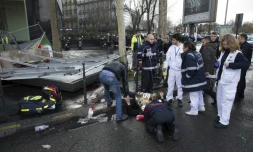 Une personne blessée par la chute d'un panneau publicitaire, secourue par les pompiers le 8 février 2016 à Paris
