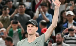 L'Italien Jannik Sinner aprĂšs sa victoire en finale du Masters 1000 de Shanghai face au Serbe Novak Djokovic, le 13 octobre 2024