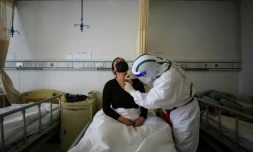 Un malade du COVID-19 reçoit un traitement à l'hôpital de la Croix Rouge à Wuhan, le 11 mars 2020