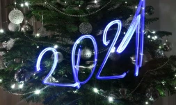 Une illumination de Noël montrant les chiffres de l'année 2021 sur un arbre de Noël à Budapest le 30 décembre 2020