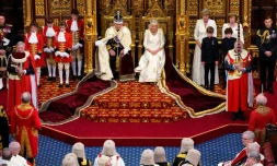 Le roi Charles III et la reine Camilla sont assis dans la salle de la Chambre des lords, au Parlement, à Londres, le 7 novembre 2023