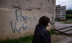 Une femme passe devant un mur portant l'inscription "Pape, bienvenue" dans le quartier Lunik IX de Kosice (Slovaquie), le 30 août 2021