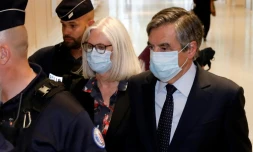 L'ancien Premier ministre François Fillon et son épouse Penelope Fillon, le 29 juin 2020 au tribunal de Paris