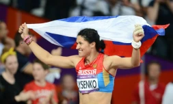 La Russe Tatyana Lysenko fête sa victoire au lancer du marteau lors des Jeux de Londres, le 10 août 2012