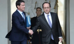 Le président François Hollande et le Premier ministre Manuel Valls (g) se serrent la main à l'issue d'une réunion à l'Elysée, le 2 novembre 2016 à Paris 