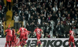 Les joueurs de l'Olympique lyonnais qualifiés sur le terrain de Besiktas en Ligue Europa, le 20 janvier 2017 à Istanbul