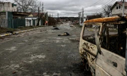 Des corps gisent dans une rue de Boutcha, près de Kiev, le 2 avril 2022