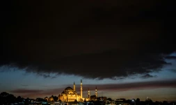 Vue en date du 25 octobre 2016 de la mosquée Suleymaniye illuminée à Istanbul