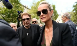 Johnny Hallyday et sa femme Laetitia Hallyday venus assister aux funéraillmes de Mireille Darc en l'église Saint-Sulpice à Paris le 1er septembre 2017