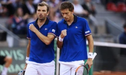 Le double français Julien Benneteau-Nicolas Mahut lors du quart de finale de la Coupe Davis face à la Grande-Bretagne, le 8 avril 2017 à Rouen