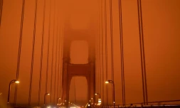 Le Golden Gate Bridge à San Francisco, le 9 septembre 2020, vers midi, pendant les énormes feux de forêts brûlant dans l'Ouest du pays