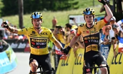 La joie du Slovène Primoz Roglic (g), vainqueur du Critérium du Dauphiné et 2e de la dernière étape derrière son coéquipier danois Jonas Vingegaard, vainqueur au Plateau de Solaison, le 12 juin 2022, et dauphin de son leader au classement général