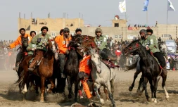 Des cavaliers de bouzkachi s'affrontent à Maza-e-Sharif, dans le nord de l'Afghanistan, le 8 mars 2024 