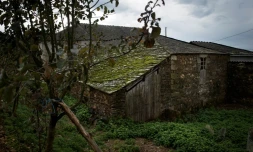 Photo prise le 26 novembre 2016 de la maison du père de Fidel Castro, petite bâtisse en pierre avec le toit en pente des habitations de cette région très rurale de Galice, est située à Lancara, à cinq heures de route de Madrid.