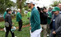 Dustin Johnson quitte le parcours du Masters d'Augusta, juste après l'annonce de son retrait pour blessure, le 6 mars 2017