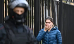 Une femme en proie à l'émotion à l'entrée du campus de l'université de Perm (Russie), le 21 septembre 2021, au lendemain d'une tuerie qui a coûté la vie à six personnes