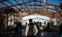 Des migrants dans une imprimerie abandonnée à Sid, en Serbie, près de la frontière croate, le 7 décembre 2017