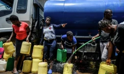 Distribution d'eau dans le bidonville de Kibera à Nairobi le 7 avril 2020