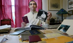 L'Américain Noah Rohrlich montre son nouveau passeport autrichien et une photo de son grand-pÚre Fritz Rohrlich, le 16 mars 2021 à Falls Church, aux Etats-Unis