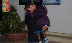 Oumoh, petite Ivoirienne de 4 ans, dans les bras de l'inspectrice Maria Volpe, chef du service des mineurs à la préfecture de police, le 5 novembre 2016 à  Agrigente en Italie