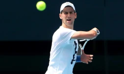 Le Serbe Novak Djokovic s'entraîne pour l'Open d'Australie, le 11 janvier 2022 à Melbourne