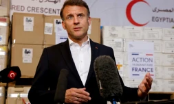 Le président français Emmanuel Macron prononce un discours devant l'aide humanitaire destinée à Gaza, à l'entrepôt du Croissant-Rouge égyptien à Arish, ville du nord-est de l'Égypte, à environ 55 kilomètres à l'ouest de la frontière avec la bande de Gaza, le 8 avril 2025