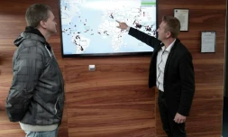 Stéphane Schmitt de Météorage montre une carte qui permet de prévenir jour et nuit des risques de foudre, le 11 septembre 2017 à Pau