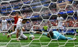 Le gardien de l'Iran Alireza Beiranvand rĂ©ussit un arrĂȘt devant le Belge Maxim De Cuyper, lors du match nul entre les deux Ă©quipes Ă la Coupe du monde, le 21 juin 2026 Ă Los Angeles