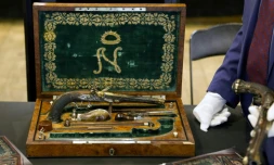 Présentation du coffret de deux pistolets ayant appartenu à Napoléon Ier avant leur vente aux enchères, le 18 juin 2024 à Fontainebleau 