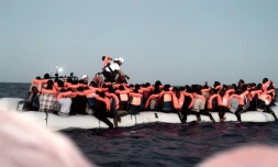 Des migrants secours par les équipes de l'ONG SOS Méditerannée, avant d'être embarqués sur le navire Aquarius, le 9 juin 2018