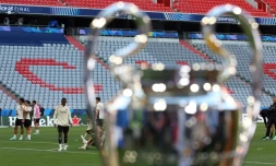 Les joueurs du Paris Saint-Germain s'entraînent vendredi à Munich devant le trophée de la Ligue des champions.