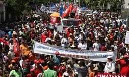 Jeudi 5 mars 2009 : la grève a fait descendre 10 à 15 000 manifestants dans les rues de Saint-Denis