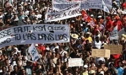 Jeudi 5 mars 2009 : la grève a fait descendre 10 à 15 000 manifestants dans les rues de Saint-Denis