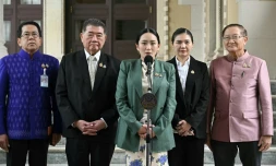 La Première ministre thaïlandaise Paetongtarn Shinawatra (C) s'exprime à côté du vice-Premier ministre thaïlandais Phumtham Wechayachai (2e à g) lors d'une conférence de presse au siège du gouvernement à Bangkok, le 1er juillet 2025